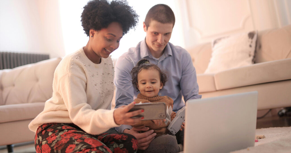 mom and dad with child